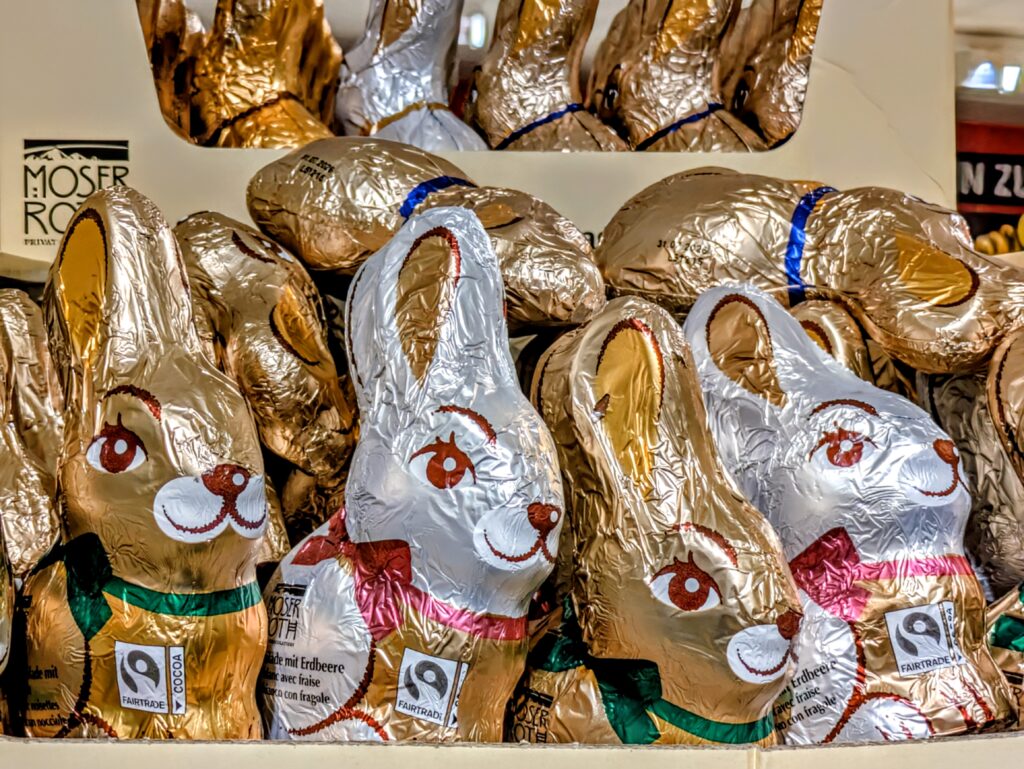 Schoko-Osterhasen in Goldfarben